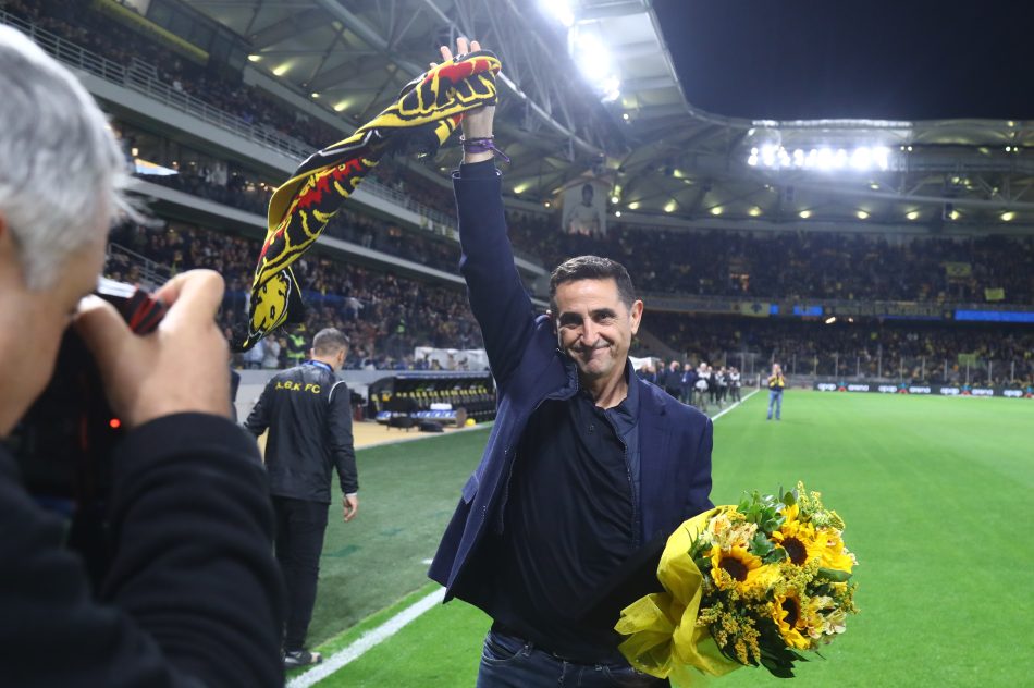 Δυσαρέσκεια στον Άρη γιατί ο Χιμένεθ πήγε στο πέταλο των οργανωμένων της ΑΕΚ για να τιμηθεί!