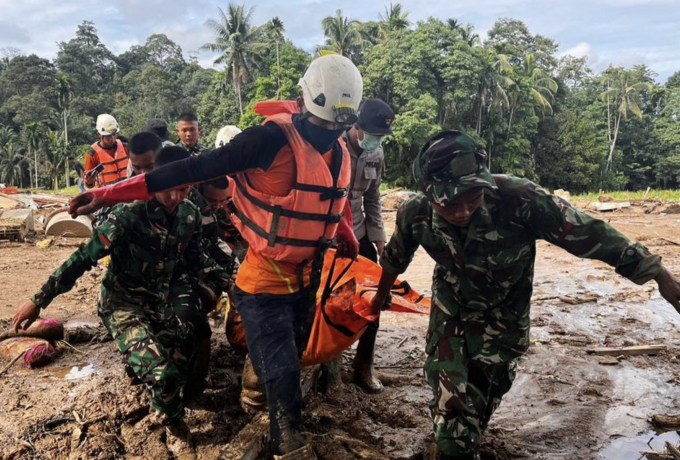 Πλημμύρες στην Ινδονησία: Αυξήθηκε στους 442 ο αριθμός των νεκρών