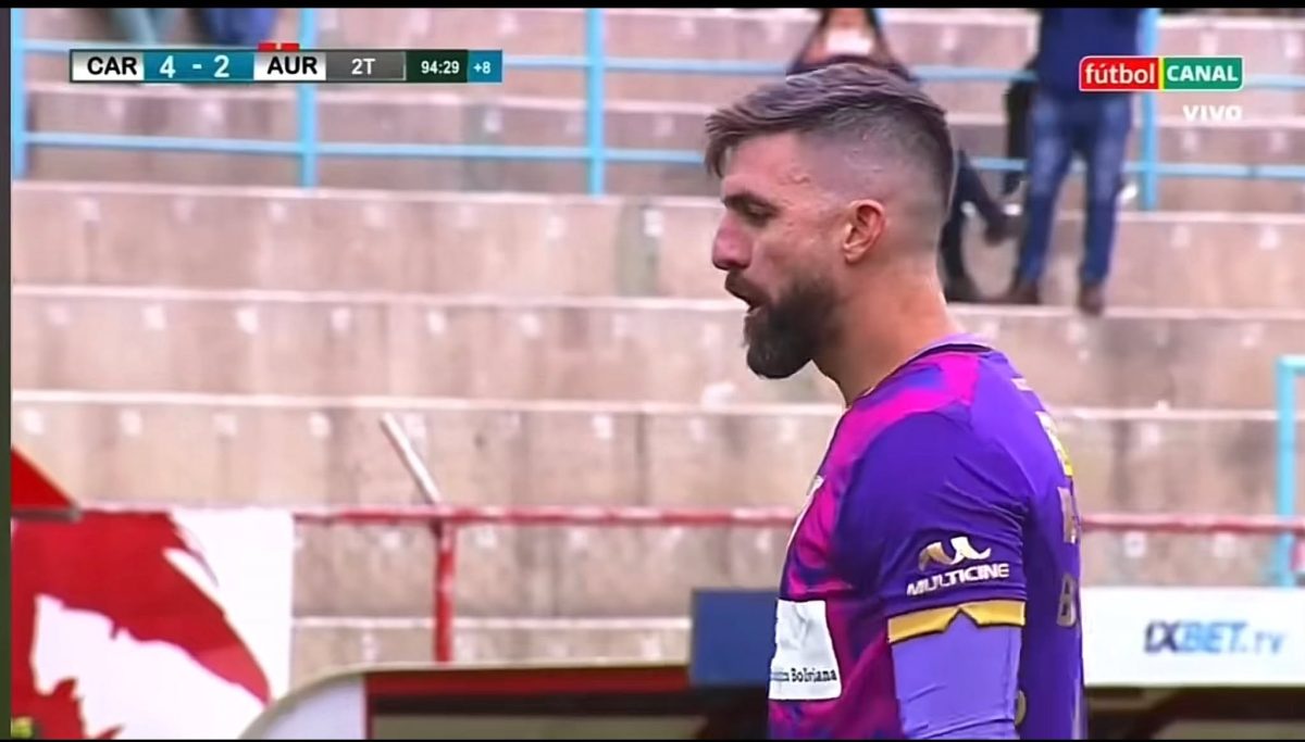 Επος: Πρώην τερματοφύλακας της ΑΕΚ σκοράρει με πέναλτι και αμέσως μετά… τρώει γκολ από τη σέντρα (VIDEO)