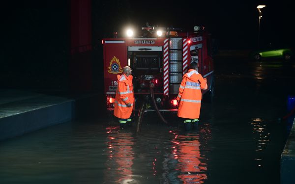 Πλημμύρισε ο εξωτερικός χώρος του ΣΕΦ, προσπάθειες άντλησης των υδάτων (ΦΩΤΟ)