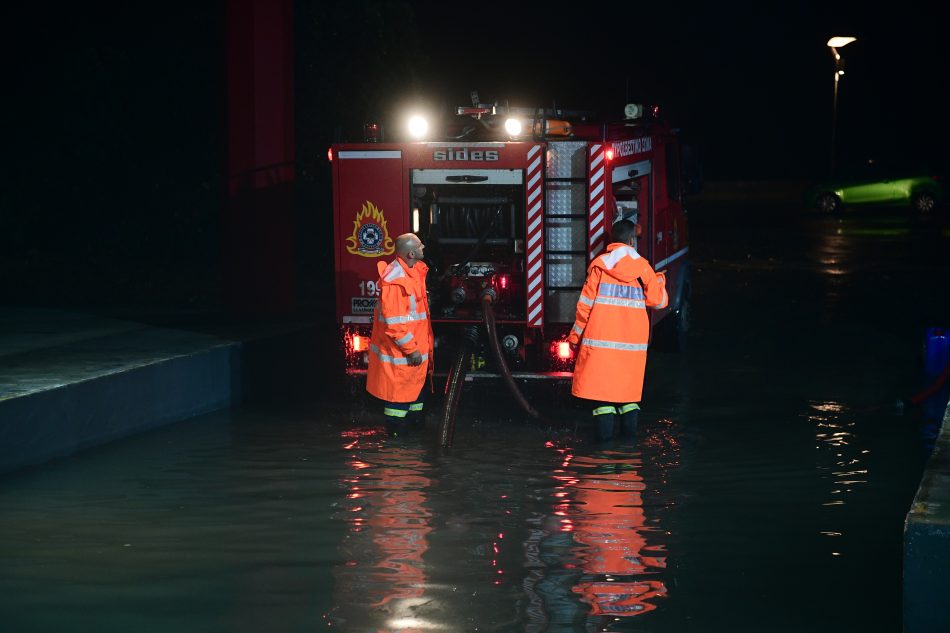 Πλημμύρισε ο εξωτερικός χώρος του ΣΕΦ, προσπάθειες άντλησης των υδάτων (ΦΩΤΟ)
